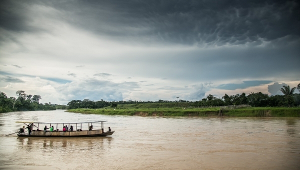 Policiais trabalham para localizar corpo de jovem que foi assassinado em uma colocação no Rio Muru